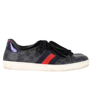 VINTAGE, UVP WIE NEU
Die Gucci Ace Supreme Sneakers aus schwarzem Leder sind die ultimative Fusion aus klassischer italienischer Handwerkskunst und modernem Stil. Elegant und flach im Design, verfügen sie über glatte schwarze Lederobermaterialien, tonales Supreme-Branding und subtile, aber ikonische Gucci-Details. Sie sind im Streetwear-Look verankert, haben aber eine luxuriöse Tradition. Diese Sneakers geben jedem Outfit, von maßgeschneiderten Jogginghosen bis hin zu Wochenend-Jeans, einen besonderen Touch. Ein zeitloses Must-have mit unmissverständlicher Attitüde.

Gucci Ace Supreme Sneakers aus schwarzem Leder
Zustand: Sehr gut
Abnutzungserscheinungen: Geringe Markierungen, leicht benutzt, aber sehr gut gepflegt. Kleine Rückstände an der Sohle und Faltenbildung, leichte Abnutzung an der Sohle und den Fersen.
Verpackung: Keine
Farbe: Schwarz
Material: Leder | Leder
Größe: EU | 42,5
Maße: Absatzhöhe: 30; Innensohlenlänge: 310
SKU: MRPPUGBSH468142M