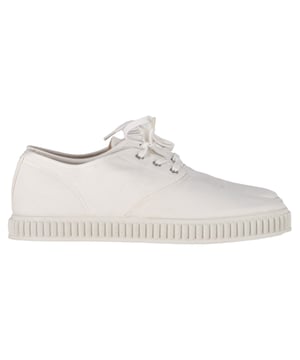 VINTAGE, RRP WIE NEU  
Die Maison Margiela MM22 Schnürsneaker aus weißem Canvas verleihen einer klassischen Silhouette einen avantgardistischen Touch. Hergestellt in Italien, zeichnen sich diese minimalistischen Sneakers durch klare Linien, tonales Stitching und das charakteristische Margiela-Stitch-Detail an der Ferse aus, das subtil auf die dekonstruktivistische Ästhetik der Marke hinweist. Die leichte Canvas-Konstruktion bietet atmungsaktiven Komfort mit einem deutlich modernen Gefühl. **Styling-Tipp:** Kombinieren Sie sie mit verkürzten Hosen und einem neutralen Strickpulli für einen eleganten, unauffälligen Look mit einem modischen Twist.  

Maison Margiela MM22 Schnürsneaker aus weißem Canvas  

Zustand: Ausgezeichnet  
Abnutzungserscheinungen: Einschließlich Box., Keine sichtbaren Abnutzungserscheinungen.  
Verpackung: Box, Staubbeutel  
Farbe: Weiß | ecru  
Material: Canvas  
Größe: EU | 43  
Maße: Absatzhöhe: 30; Innensohlenlänge: 290  
SKU: MRPPUGBSH467568M