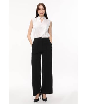 Die sorgfältig gestaltete Openwear-Kollektion von Homestore wurde entwickelt, um Ihren modernen und eleganten Stil bestmöglich zu unterstreichen. Unsere Produkte verbinden Raffinesse mit Komfort und bestehen aus hochwertigen Stoffen, die sich ideal für den Alltag oder besondere Anlässe eignen. Mit ihrer atmungsaktiven und leichten Struktur sind diese Designs für jede Jahreszeit geeignet und bieten vielseitige Styling-Möglichkeiten, wodurch sie zu einem unverzichtbaren Bestandteil Ihrer Garderobe werden.

Homestore verleiht der Modewelt mit seiner Liebe zum Detail und zeitlosen Designs eine einzigartige Note. Unsere Produkte sind mit eleganten Schnitten, modernen Linien und Langlebigkeit gefertigt, um den Stil jeder Frau perfekt zu ergänzen. Von klassisch bis modern bieten diese Stücke Komfort und Ästhetik in einem.