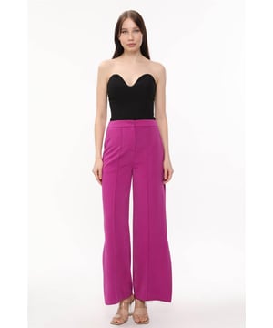 Die sorgfältig gestaltete Openwear-Kollektion von Homestore wurde entwickelt, um Ihren modernen und eleganten Stil bestmöglich zu unterstreichen. Unsere Produkte verbinden Raffinesse mit Komfort und bestehen aus hochwertigen Stoffen, die sich ideal für den Alltag oder besondere Anlässe eignen. Mit ihrer atmungsaktiven und leichten Struktur sind diese Designs für jede Jahreszeit geeignet und bieten vielseitige Styling-Möglichkeiten, wodurch sie zu einem unverzichtbaren Bestandteil Ihrer Garderobe werden.

Homestore verleiht der Modewelt mit seiner Liebe zum Detail und zeitlosen Designs eine einzigartige Note. Unsere Produkte sind mit eleganten Schnitten, modernen Linien und Langlebigkeit gefertigt, um den Stil jeder Frau perfekt zu ergänzen. Von klassisch bis modern bieten diese Stücke Komfort und Ästhetik in einem.