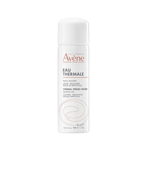 AGUA TERMAL de Avène en spray: un producto ideal para todo tipo de pieles, incluso las más sensibles. Esta agua se extrae directamente del manantial, lo que le permite conservar todas sus propiedades termales beneficiosas para la piel. Calma, suaviza, hidrata y previene la irritación. Su versatilidad la convierte en un elemento esencial en cualquier neceser, ya que ofrece múltiples beneficios: alivia irritaciones y calma después de intervenciones quirúrgicas sin riesgo de causar sensibilidad, reduce rojeces en cualquier parte del cuerpo, proporciona alivio tras la exposición al sol, mejora el eritema de pañal en bebés, tonifica la piel después del desmaquillado y fija el maquillaje, calma la piel tras el afeitado, refresca después de hacer deporte, cierra los poros tras la depilación, y proporciona frescura en ambientes cerrados y climatizados. Sin lugar a dudas, se trata de un cosmético multiusos eficaz que se puede utilizar siempre que sea necesario.