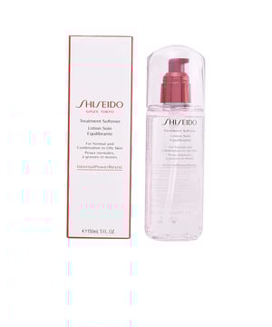 Shiseido DEFEND SKINCARE Behandlungsweichmacher ist eine tonisierende Lotion mit Anti-Aging-Eigenschaften, die speziell für Mischhaut und/oder fettige Haut entwickelt wurde. Dermatologisch getestet, bietet dieses Gesichtswasser 24 Stunden lang Feuchtigkeit und wirkt gleichzeitig anti-aging, um feine Linien zu reduzieren, die Hautqualität zu verbessern und die Textur zu verfeinern.   Die Lotion hilft, den Glanz zu kontrollieren und überschüssigen Talg zu regulieren, damit die Haut den ganzen Tag über matt und schön bleibt. Zu den technologischen Hauptbestandteilen gehören Kirishima-Quellwasser, Yomogi-Extrakt, Serin und Theanin. Zudem enthält sie einen Antioxidantienkomplex, der die Haut vor äußeren und umweltbedingten Aggressoren schützt und die natürlichen Abwehrkräfte stärkt.   Nach der Anwendung fühlt sich die Haut sauber, frisch und rein an und ist optimal vorbereitet für die anschließende Aufnahme weiterer kosmetischer Behandlungen.