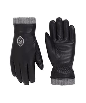 De Himle-handschoenen van Kari Traa zijn een winterse warmtebron voor elke dag. Ze kunnen geweldig gecombineerd worden met de meest uiteenlopende jassen. Het zachte en warme binnenfutter, evenals de winddichte buitenkant, beschermen je tegen afkoeling. Het ontwerp wordt afgerond door de klassieke uitstraling. Zo zijn de handschoenen naast al het comfort ook visueel een hoogtepunt. Perfect voor koude dagen en stijlbewuste draagsters.