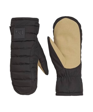 Die Rita Thermolite Fäustlinge von Kari Traa für Damen sind ideal für kalte Wintertage. Ein elastisches Band um das Handgelenk sorgt für einen sicheren Sitz. Die windabweisende Außenseite und die Verstärkung über der Handfläche bieten zusätzlichen Schutz und Haltbarkeit. Das wärmende Innenfutter hält die Hände angenehm warm. Ein Label-Patch rundet das Design stilvoll ab. Perfekt für alle, die Funktionalität und Stil kombinieren möchten.