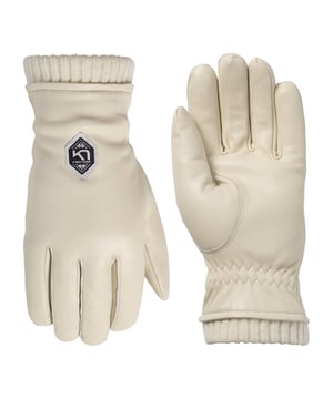De Himle-handschoenen van Kari Traa zijn een winterse warmtebron voor iedere dag. Ze zijn fantastisch te combineren met verschillende jassen. De zachte en warme binnenvoering en de winddichte buitenkant beschermen je tegen de kou. Het ontwerp wordt afgerond door de klassieke uitstraling. Zo zijn de handschoenen naast al het comfort ook een visuele highlight. Perfect voor koude dagen en stijlbewuste draagsters.