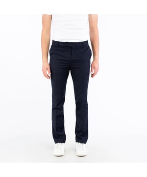 Mit den Hosen von BIKKEMBERGS bringen Sie Ihren Charakter zum Ausdruck: klare Linien, präziser Schnitt und ein urbaner Touch, der den Unterschied macht.