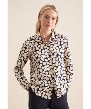 Feminin und elegant: Ihre Silhouette wird stilvoll inszeniert mit der Hemdbluse von Seidensticker aus der "The Essentials" Kollektion. Sie kann im Büro zu Ihrer schlichten Eleganz beitragen. Die Webart Viskose aus 100% Viskose ist hochwertig verarbeitet, was sie zur perfekten Leinwand für Ihre ganz eigenen Kombinationen macht. In klassischer Passform liegt die Hemdbluse leger und weniger eng an und schafft so optimalen Tragekomfort. Das charakteristische Druck-Muster ist eine stilvolle Ergänzung. Zeitloser Chic gepaart mit aktuellem Selbstbewusstsein - eine elegante Bluse für viele Gelegenheiten. Stilsicher und elegant liegen Sie mit dieser Langarm-Hemdbluse immer richtig. Hervorragend herausgearbeitet wird der feminin-klassische Charakter durch einen Hemdblusenkragen. Als dezentes Detail sind zudem edle Perlmuttknöpfe aufgenäht worden.
