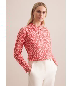 Komplettiert Ihr Outfit und sollte in keiner Garderobe fehlen: Diese Hemdbluse aus der "The Essentials" Kollektion von Seidensticker überzeugt durch feminine Eleganz. Sie kann im Büro zu Ihrer schlichten Eleganz beitragen. Die Webart Popeline aus 100% Viskose ist mit hoher Dichte gewebt und daher besonders widerstandsfähig, was sie ideal für pflegeleichte Business-Outfits macht. Im klassischen Schnitt liegt die Hemdbluse leger und weniger eng an und schafft somit optimalen Tragekomfort. Durch das Druck-Muster ist Ihr neues Kleidungsstück die perfekte Wahl für geschmackvolle Looks. Ein echter Hingucker, der sich als clevere Verschmelzung aus klassischer Noblesse, im Zusammenspiel mit modernem Dessin präsentiert. Stilsicher und elegant liegen Sie mit dieser Langarm-Hemdbluse stets goldrichtig. Hervorragend unterstrichen wird der feminin-klassische Charakter durch einen Hemdblusenkragen. Obendrein sind edle Perlmuttknöpfe verarbeitet worden.