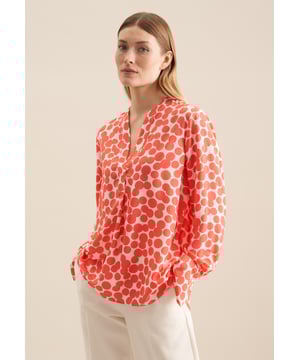 Feminin und elegant: Ihre Silhouette wird stilvoll inszeniert mit der Hemdbluse von Seidensticker aus der "The Essentials" Kollektion. Sie kann im Büro zu Ihrer schlichten Eleganz beitragen. Die Webart Viskose aus 100% Viskose ist hochwertig verarbeitet, was sie zur perfekten Leinwand für Ihre ganz eigenen Kombinationen macht. In klassischer Passform liegt die Hemdbluse leger und weniger eng an und schafft so optimalen Tragekomfort. Das charakteristische Druck-Muster ist eine stilvolle Ergänzung. Zeitloser Chic gepaart mit aktuellem Selbstbewusstsein - eine elegante Bluse für viele Gelegenheiten. Stilsicher und elegant liegen Sie mit dieser Langarm-Hemdbluse immer richtig. Hervorragend herausgearbeitet wird der feminin-klassische Charakter durch einen Hemdblusenkragen. Als dezentes Detail sind zudem edle Perlmuttknöpfe aufgenäht worden.