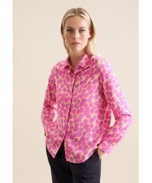 Feminin und elegant: Ihre Silhouette wird stilvoll inszeniert mit der Hemdbluse von Seidensticker aus der "The Essentials" Kollektion. Sie kann im Büro zu Ihrer schlichten Eleganz beitragen. Die Webart Viskose aus 100% Viskose ist hochwertig verarbeitet, was sie zur perfekten Leinwand für Ihre ganz eigenen Kombinationen macht. In klassischer Passform liegt die Hemdbluse leger und weniger eng an und schafft so optimalen Tragekomfort. Das charakteristische Druck-Muster ist eine stilvolle Ergänzung. Zeitloser Chic gepaart mit aktuellem Selbstbewusstsein - eine elegante Bluse für viele Gelegenheiten. Stilsicher und elegant liegen Sie mit dieser Langarm-Hemdbluse immer richtig. Hervorragend herausgearbeitet wird der feminin-klassische Charakter durch einen Hemdblusenkragen. Als dezentes Detail sind zudem edle Perlmuttknöpfe aufgenäht worden.
