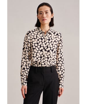 Feminin und elegant: Ihre Silhouette wird stilvoll inszeniert mit der Hemdbluse von Seidensticker aus der "The Essentials" Kollektion. Sie kann im Büro zu Ihrer schlichten Eleganz beitragen. Die Webart Viskose aus 100% Viskose ist hochwertig verarbeitet, was sie zur perfekten Leinwand für Ihre ganz eigenen Kombinationen macht. In klassischer Passform liegt die Hemdbluse leger und weniger eng an und schafft so optimalen Tragekomfort. Das charakteristische Druck-Muster ist eine stilvolle Ergänzung. Zeitloser Chic gepaart mit aktuellem Selbstbewusstsein - eine elegante Bluse für viele Gelegenheiten. Stilsicher und elegant liegen Sie mit dieser Langarm-Hemdbluse immer richtig. Hervorragend herausgearbeitet wird der feminin-klassische Charakter durch einen Hemdblusenkragen. Als dezentes Detail sind zudem edle Perlmuttknöpfe aufgenäht worden.
