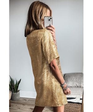 Gouden Metallic Glans Crewneck Mini T-Shirt Jurk  
Crew halslijn  
Flatterende mini-lengte silhouet  
Ideaal voor transities van dag naar nacht  
Veelzijdige aantrekkingskracht  
Materiaal: 100% Polyester