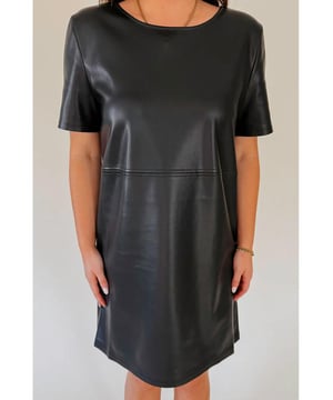 Onze stijlen zijn ontworpen met een trendy aansluitende look, conform een internationale maatstandaard. Voor de beste pasvorm raden we aan om één maat groter te kiezen dan je gebruikelijke maat. Vergeet niet onze maattabel te bekijken om jouw perfecte match te vinden!  
Gemaakt van boterachtig faux leren stof  
Trendy ronde hals  
Losse pasvorm voor comfort en stijl  
Naaddetails bij de taille en heupen  
Flatterende pasvorm  
Geen  
zichtbare zoomlijn  
Mini-jurk lengte  
Materiaal: 50% PU 45% Polyester 5% Elastaan