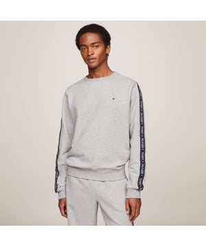 Ribbed crewneck.Ribbed cuffs and hem.TH logo stripes on the sleeves.Tommy Hilfiger flag embroidery on the chest.Regular fit.
