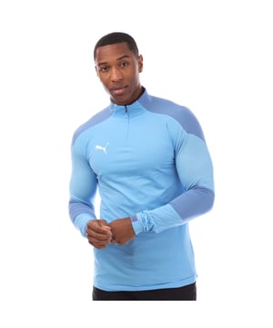 Heren Puma Final Training ¼ Zip Top in blauw.- ¼ ritssluiting voor.- Lange mouwen.- Vet PUMA logo op de voorkant.- Ingenieus materiaal voor ademend vermogen en grafisch contrast op schouders en arm.- Afhangende zoom achter. - DRYCELL houdt je droog en koel.- Licht ademend materiaal.- 87% Polyamide 13% Elastaan.- Ref: 65647518M18