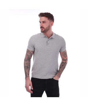 65% Polyester, 35% Katoen. Ontwerp: Geborduurd logo. Halsuitsnijding: Klassiek, Omgeslagen kraag. Manchet: Ribbel. Mouwtype: Korte mouwen. 3 knopenlijst. Geschikt voor: Modern. S: 38 in. M: 40 in. L: 43 in. XL: 45 in. XXL: 48 in.