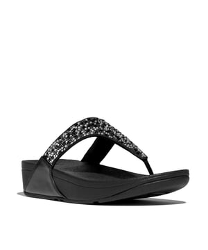 Met kristallen versierde sandalen met een zachte bovenste band versierd met fonkelende strass-steentjes. Ontworpen voor de hele dag comfort met een gevormd voetbed, ergonomische ondersteuning van de voetboog en schokabsorberende demping. APMA* Zegel van Goedkeuring, voor schoeisel dat wordt bevonden gezonde voetgezondheid te bevorderen.