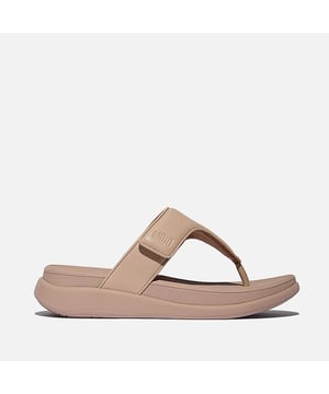 Slippers met teenlus gemaakt van hoogwaardig imitatieleer PU. Ontworpen met ergonomische techniek om lichaamshouding te optimaliseren, natuurlijke beweging te ondersteunen en energie terug te geven. Voorzien van superieure demping en ingebouwde natuurlijke voetboogondersteuning voor de hele dag comfort. Verstelbare klittenbandsluiting zorgt voor een goede pasvorm, terwijl de slipvaste rubberen buitenzool betrouwbare grip biedt. Perfect voor dagelijks gebruik, deze sandalen combineren stijl en functionaliteit naadloos.