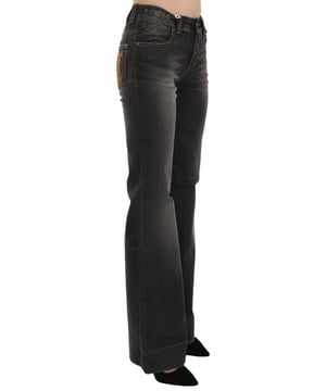 Marke: GALLIANO  
Modell: Mittelhoch geschnittene, ausgestellte Jeanshose  
Farbe: Schwarz gewaschen  
Hergestellt in Italien  
Reißverschlussverschluss  
Logodetails  
Hochwertige Verarbeitung  
Material: 97% Baumwolle, 3% Elasthan  
Größe: Etikettgröße W26  
Geschlecht: Damen
