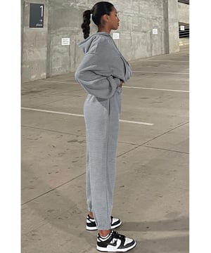 Our styles are designed with a trendy fitted look in mind following an international size standard. For the best fit we suggest choosing one size up from your usual. Be sure to check our sizing chart to find your perfect match!
  Includes a drop
  shoulder hoodie and matching joggers
  Made from comfortable and versatile fabric
  Drop
  shoulder design for a trendy laid
  back look
  Perfect for various sports and workouts
  Ideal for pairing with sneakers for a casual athletic style
Material: 50% Polyester 50% Cotton