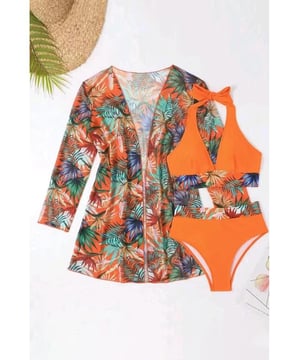 Drie-delig bikini set voor veelzijdige looks  
Levendig en kleurrijk tropisch print  
Contrasterende afwerking voor een moderne stijl  
Halternekontwerp voor een verstelbare pasvorm en ondersteuning van de buste  
Bikini's bieden verschillende stijlen  
Beschikbaar in zowel CM als INCH maattabel voor gemakkelijke maatkeuze  
Materiaal: 100% polyester