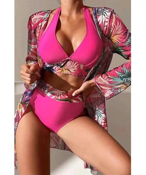 Drie-delige ensemble dat veelzijdigheid en opties biedt voor verschillende looks. Levendige en kleurrijke tropische print voor een tropisch paradijsgevoel. Contrasterende biesdetails voor een stijlvolle en moderne uitstraling. Halternekontwerp voor een aanpasbare pasvorm en ondersteuning voor de buste. Perfect om je garderobe bij te werken met verschillende stijlen. Materiaal: 100% polyester.