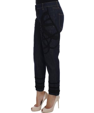 Prachtige gloednieuwe met labels  
Blauwe katoenen denim Capri Jeans  
Torero geïnspireerde borduursels  
Kleur: Blauw met zwarte details  
Model: CAPRI  
Ritssluiting en haaksluiting  
Twee voorkagen  
Zwarte Torero geïnspireerde borduursels  
Logo details  
Gemaakt in Italië  
Materiaal: 100% Katoen