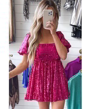 Características: lentejuelas brillantes  
Escote cuadrado  
Mangas cortas con volantes  
Estilo babydoll  
Longitud corta para acentuar las piernas  
Ideal para diferentes edades  
Consulta la tabla de tallas para el mejor ajuste  
Material: 100% PET
