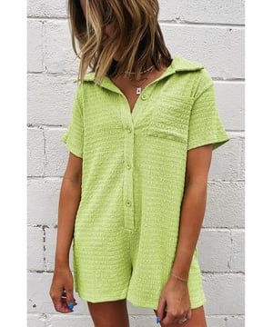 Color Verde Rocío del Prado  
Tejido Texturizado para un toque único  
Mangas cortas para mayor comodidad  
Bolsillos con parches para funcionalidad  
Frente abotonado para estilo  
Cuello con solapa  
Apropiado para uso casual  
Material: 97% Poliéster 3% Elastano