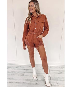 Hergestellt aus modischem und coolem Denim-Stoff  
Langarmdesign für einen stilvollen und vielseitigen Look  
Druckknopfverschluss für leichtes An- und Ausziehen  
Der distressed Saum verleiht einen trendigen und edgy Touch  
Stilvolle und langlebige Dropship-Rompers im Jeansstil  
Bitte beachten Sie die Größentabelle für die perfekte Passform  
Material: 100% Baumwolle