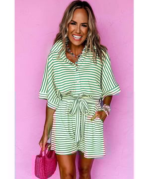 Nuestros estilos están diseñados pensando en un look moderno y ajustado, siguiendo un estándar de tallas internacional. Para el mejor ajuste, sugerimos elegir una talla más grande de la habitual. Asegúrate de consultar nuestra tabla de tallas para encontrar tu combinación perfecta.
  Diseñado para mujeres
  Combina un diseño atemporal con una estética contemporánea
  Elaborado con elegancia y sofisticación
Material: 95% Poliéster 5% Elastano