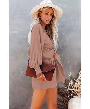 Romper de color sólido adecuado para el uso diario  
Escote en V profundo con detalle de nudo  
Mangas abullonadas para un estilo elegante y dulce  
Diseño favorecedor que realza la forma del cuerpo  
Ideal para usar en casa, fiestas en la playa y compras  
Material: 100% Poliéster