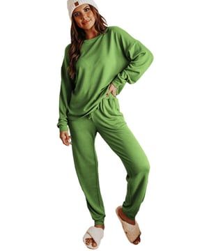 Color verde espinaca  
Suéter de manga larga con un corte relajado y cuello redondo  
Pantalones jogger con cintura elástica y piernas estrechas  
Fabricados con materiales de alta calidad que son suaves y transpirables  
Perfecto para relajarse en casa o hacer mandados