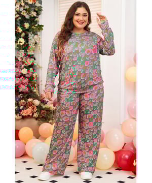 Unieke en levendige print  
Trui en broek inbegrepen  
Zacht en comfortabel materiaal  
Beschikbaar in plus maten: 1X 2X 3X 4X  
Hoge elasticiteit voor een comfortabele pasvorm  
US maten variëren van 14W  
16W tot 26W  
28W
