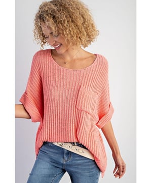 Camiseta de punto suelto con puños enrollados en color salmón fresco  
Ajuste relajado y holgado que favorece todas las formas del cuerpo  
Diseño moderno con bolsillo en el pecho y puños enrollados  
Tendencias actuales con aberturas laterales  
Fabricada con tejido de alta calidad y alta elasticidad  
Unisex  
Disponible en múltiples tallas  
Material: 75% Acrílico 25% Poliamida