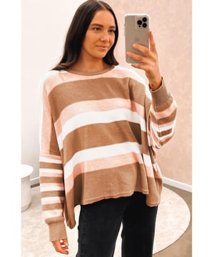 Diseño holgado y con hombros caídos  
Rayas multicolores que aportan un toque de color  
Material de punto de alta calidad para mayor durabilidad  
Perfecto para cualquier género