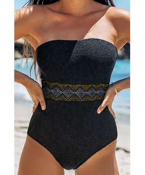 Onze stijlen zijn ontworpen met een trendy, aansluitende look in gedachten, volgens een internationale maatstandaard. Voor de beste pasvorm raden we aan om één maat groter te kiezen dan je gebruikelijke maat. Zorg ervoor dat je onze maattabel controleert om jouw perfecte match te vinden!  
Hoogtaille ontwerp voor extra bedekking en ondersteuning  
Strapless silhouet voor een slanke look  
Textuurstof voor een unieke touch  
Oogverblindend geometrisch patroon  
Beschikbare maten: S M L XL  
Hoge elasticiteit voor een comfortabele pasvorm  
Materiaal: 97% polyester 3% elastaan