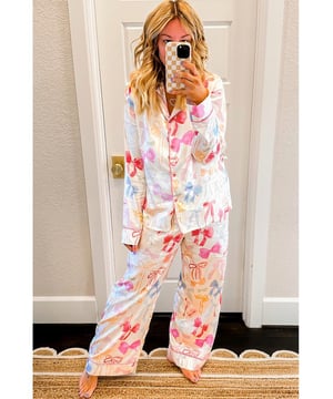 Inclusief wijduitlopende broek voor een modieuze pyjama stijl  
Luxueus satijnen materiaal voor een comfortabele feel  
Kraag met revers voegt een verfijnde touch toe aan het ensemble  
Bevat een charmant strikpatroon voor een speelse twist  
Beschikbaar in verschillende maten  
Bekijk de maattabel voor de perfecte fit  
Dropship slaapkleding heeft delicate snits en aantrekkelijke prijzen  