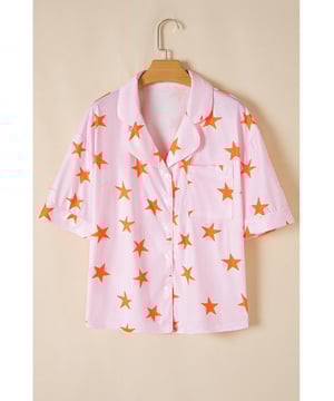 Twee-delige pyjama set  
Gemaakt van bamboe stof  
Shirt met korte mouwen  
Schattig sterrenprint  
Handige knoopsluitingen  
Geschikt voor verschillende lichaamsvormen en maten  
Materiaal: 95% polyester 5% elastaan