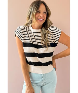 Nuestros estilos están diseñados con un look ajustado y a la moda, siguiendo un estándar de tallas internacional. Para el mejor ajuste, te sugerimos elegir una talla más de la que sueles usar. ¡Asegúrate de consultar nuestra tabla de tallas para encontrar tu coincidencia perfecta!
  Diseño estampado elegante con rayas combinadas
  Cuello redondo
  Silueta relajada
  Sin mangas de punto
  Materiales de alta calidad
  Elegante y cómodo
  Elegancia sin esfuerzo
  Adición versátil a cualquier guardarropa
