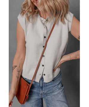 Nuestros estilos están diseñados con un look ajustado y a la moda, siguiendo un estándar de tallas internacional. Para el mejor ajuste, recomendamos elegir una talla más de la que sueles usar. ¡Asegúrate de consultar nuestra tabla de tallas para encontrar tu combinación perfecta!
  Ideal para climas de transición o para superponer sobre camisas
  El diseño de botón permite un uso fácil y un aspecto pulido
  El escote en O proporciona una apariencia elegante y sofisticada
  Se puede combinar con una camisa con cuello para un look más formal o con una camiseta casual para un estilo más relajado
Material: 52% Viscosa, 26% Poliéster, 22% Poliamida