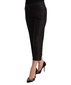 Gloednieuw met tags
  Gemaakt van 100% zijde
  Cropped broek met middelhoge taille
  Ritssluiting
  Logo details
  Strakke zwarte kleur
  Vervaardigd in Italie