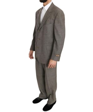 Traje de botonadura simple FENDI 100% autentico con blazer y pantalones.
  A estrenar con etiquetas.
  Color: Marron claro.
  Estilo: Traje de botonadura sencilla; Incluye blazer y pantalon.
  Cierre: Cierre de tres botones.
  Ajuste: Ajuste regular.
  Dos bo.