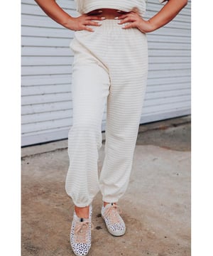 Tejido texturizado con diseño de rejilla blanca  
Incluye camiseta corta y pantalones jogger  
Elegante y activo  
Combina estilo y funcionalidad  
Disponible en varias tallas  
Consulta la tabla de tallas para medidas precisas  
Material: 95% poliéster 5% elastano  