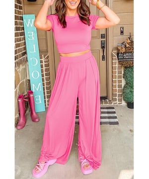 Aardbeiroze Slim Fit Crop Top en Plissé Wijd Been Broek Set  
Bevat een crop top met korte mouwen en wijde broeken  
Crop top is slim fit terwijl de wijde broek een loose fit heeft  
Chique en sexy tweedelige set  
Zeer aanbevolen voor iedereen die op zoek is naar een trendy look  
Blijf op de hoogte van de nieuwste modetrends  
Materiaal: 65% Polyester 30% Viscose 5% Elastaan