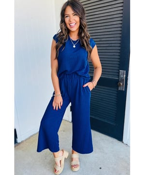 Conjunto de dos piezas  
Color azul cielo  
Tela de punto texturizada  
Mangas cortas en la camiseta  
Pantalones de pierna ancha  
Material suave y cómodo  
Disponible en múltiples tamaños  
Elasticidad media