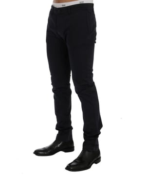 Merk: GF Ferre
  Kleur: Blauw
  Pasvorm: Slim fit
  Zakken: Twee voorzakken en twee achterzakken
  Sluiting: Rits gulp
  Details: Logo details
  Gemaakt in: Italie
  Materiaal: 97% Katoen 3% Elastaan