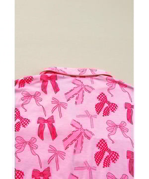 Schicker Schleifenknötchen-Druck überall  
Sehr weicher und bequemer Stoff  
Kurzarmhemd mit Reverskragen  
Knopfverschluss vorne  
Brusttasche-Detail  
Passende Hosen für einen abgestimmten Look  
Erhältlich in verschiedenen trendigen Mustern und Größen  
Material: 95% Polyester, 5% Elasthan
