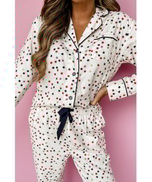 Witte Pyjama Set met Contrasterende Rand en Sterrenprint met Lange Mouwen en Broek  
  Sterrenprint voegt een leuke en speelse uitstraling toe  
  Het shirt met lange mouwen heeft contrasterende piping details  
  Casual broek biedt comfort en vrijheid van beweging  
  Ideaal voor loungen of slapen  
  Veelzijdig en praktisch  
  Te combineren met andere kledingstukken  
  Hoge elasticiteit  
  Beschikbaar in de maten S, M, L en XL  
Materiaal: 95% Polyester 5% Elastaan