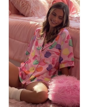 Rosa Satin-Pyjama-Set mit vollem Muster aus Shirt und Shorts  
  Satinmaterial verleiht einen Hauch von Eleganz und Luxus  
  Volles Musterdesign macht es visuell auffällig und stilvoll  
  Langarmshirt bietet zusätzlichen Schutz und Wärme  
  Passende Shorts kreieren ein stimmiges und modisches Ensemble  
  Fein geschnittene Modelle und attraktive Preise mit unserer Dropship-Schlafmode  
  Bitte beachten Sie unsere Größentabelle für die perfekte Passform